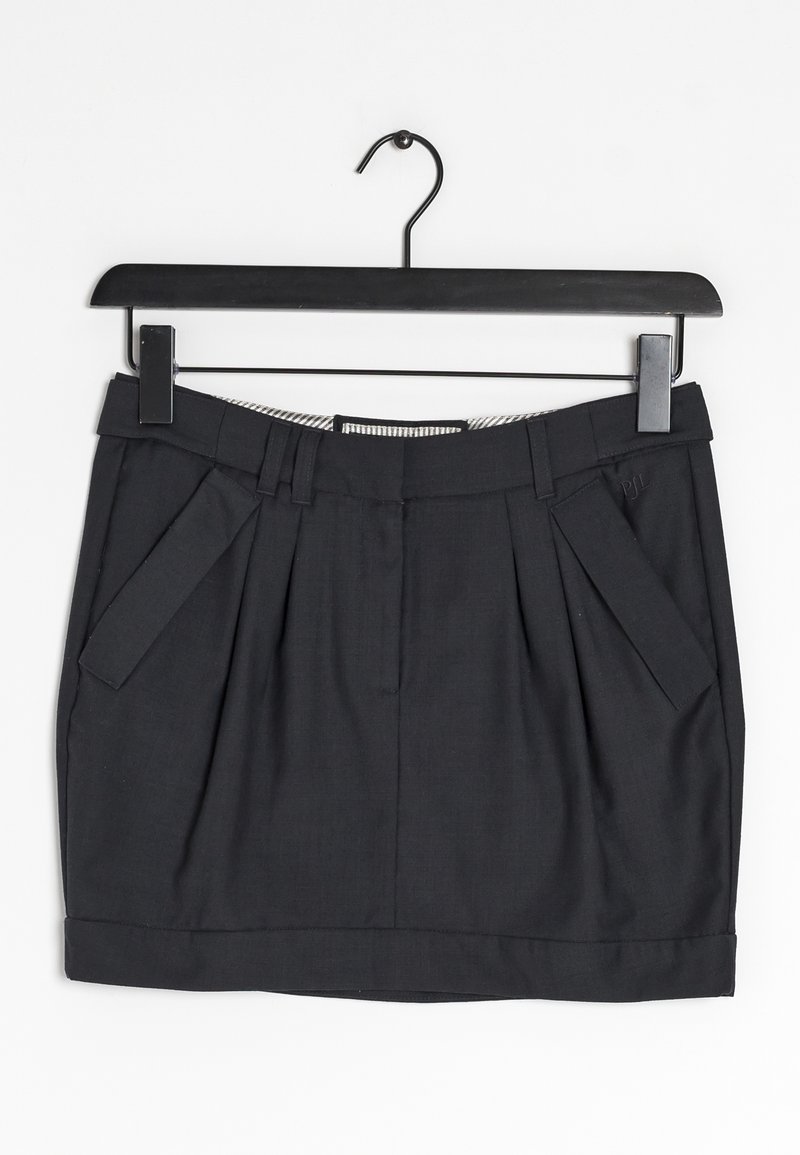 Lyhyet mustat hameet, joissa on laskostuksia, valmistettu kudotusta kankaasta. Varustettu vyölenkkivyötäröllä ja helmapään viimeistelyllä. Esillä mustassa ripustimessa.