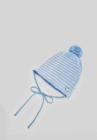 Chapeau en tricot bleu clair avec des rayures blanches, un pompon sur le dessus et des liens au menton. Présente un bouton décoratif sur un côté.