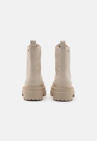 Tommy Hilfiger FLAG LACE UP BOOT - Aulinukai su platforma - classic beige