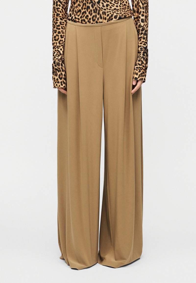 Μπεζ παντελόνι με φαρδιά μπατζάκια από απαλό ύφα σμα, με ψηλή μέση και πιέτες μπροστά, σε στυλ με τοπ με λεοπάρ σχέδιο.