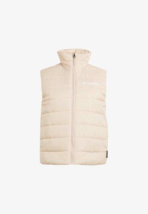 Veste sans manches beige isolante avec un col montant, une fermeture éclair à l'avant et un motif matelassé horizontal. Présente le logo Terrex en blanc sur la poitrine.