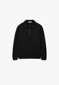 Zwart, langemouwen pullover met een ritssluiting van een kwartlengte, gemaakt van geribbeld materiaal; heeft een kraag en aansluitende manchetten.