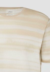 T-shirt à manches courtes rayé beige et crème en mélange coton-lin avec col rond et étiquette de la marque s.Oliver.