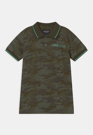 Kurzärmeliges Poloshirt für Kinder mit grün-braunem Camouflage-Muster, kontrastierendem Kragen und Ärmelabschluss sowie dem Logo "CARS JEANS Limited Edition".