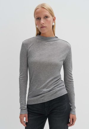 Graues Langarm-T-Shirt mit hohem Kragen, aus weichem Stoff, mit lockerem Schnitt und subtilen Steppnähten an den Schultern.