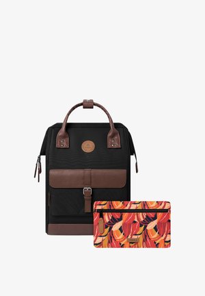 Sac à dos noir avec des accents en cuir marron et une poche avant. Comprend une pochette colorée et texturée avec des nuances de rouge, orange et noir.