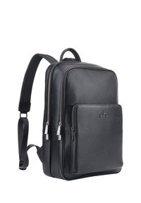 Zaino in pelle nera con superficie testurizzata, due scomparti con zip e una tasca frontale. Spallacci regolabili e dettagli in metallo.