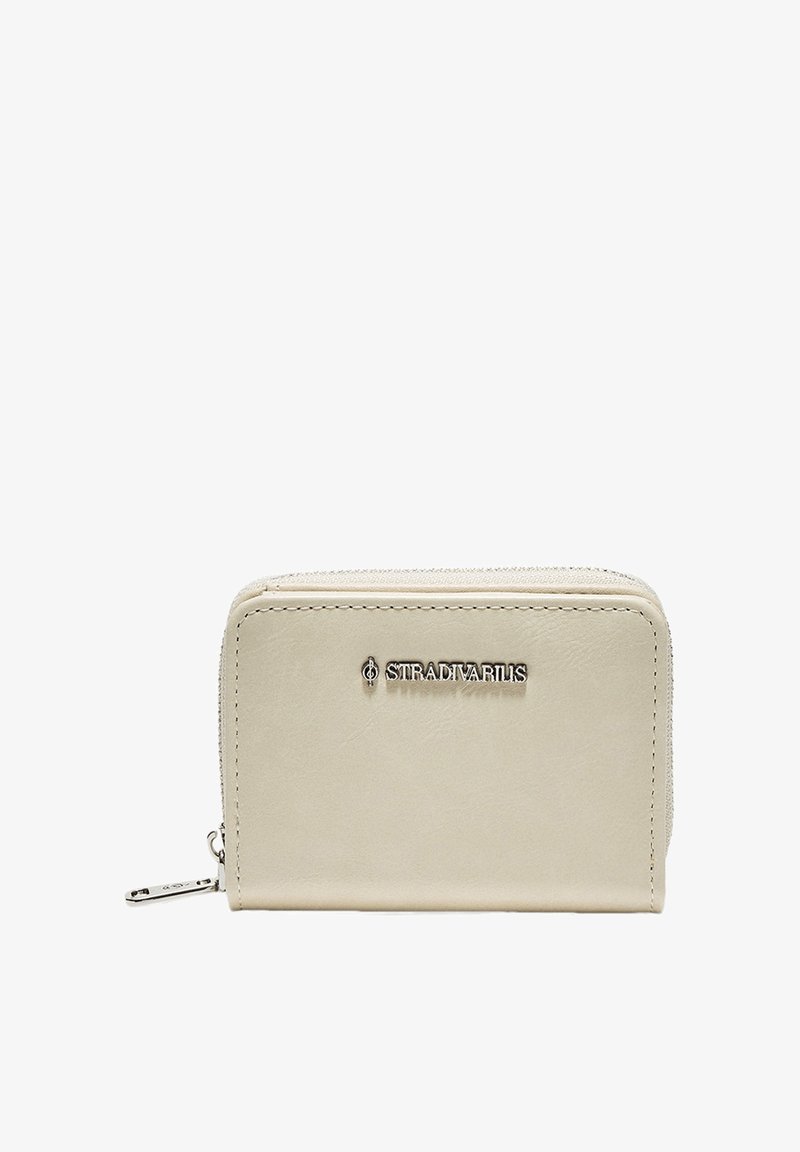 Petit portefeuille en cuir beige avec fermeture éclair argentée et logo Stradivarius au centre à l'avant.