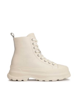 Des baskets montantes blanches en cuir lisse, avec une semelle en caoutchouc épaisse, un laçage prononcé et une languette au talon pour un enfilage facile.