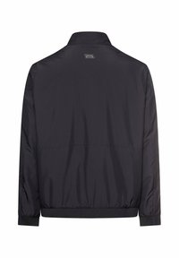 Sort letvægtsjakke med høj krave, lange ærmer, elastiske manchetter og kant samt et lille "camel active" logo på den øverste del af ryggen.