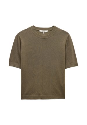 Krótki rękaw oliwkowy zielony sweter z okrągłym dekoltem, wykonany na drutach, z ribbowym kołnierzem, mankietami i dołem, leżący na płasko na białym tle.