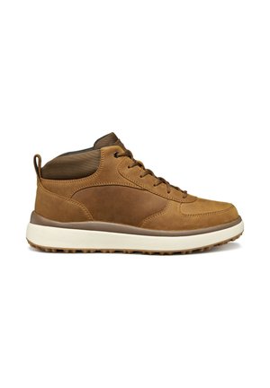 Zapatilla de cuero marrón de corte medio con upper texturizado, sistema de cordones y suela de goma blanca. Cuenta con una pestaña trasera para facilitar el calzado.