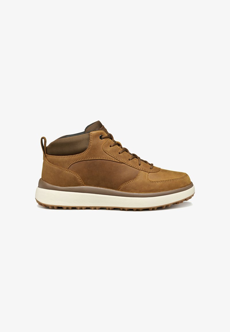 Sneaker in pelle marrone a taglio medio con superficie testurizzata, sistema di allacciatura e suola in gomma bianca. Presenta una linguetta sul retro per indossarla facilmente.