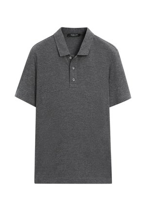 Polo gris charbon avec un col classique, des manches courtes et une patte à trois boutons. Tissu doux avec une texture lisse.