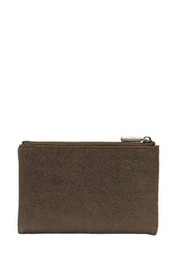 Portefeuille zippé en suédine marron avec une finition texturée, de forme rectangulaire et avec un matériel minimal. Design compact adapté aux essentiels.