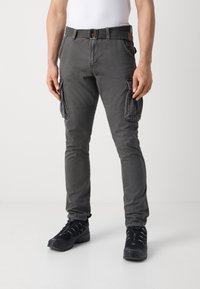 Szare spodnie cargo o wąskim kroju, z wieloma bocznymi kieszeniami, szlufkami na pasek i zapięciem na guzik, wykonane z trwałego materiału bawełnianego.
