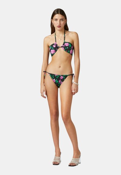Bikini nero con motivo di rose rosa; top balconette con lacci; slip a vita bassa con lacci laterali; tessuto morbido e dettagli verdi.