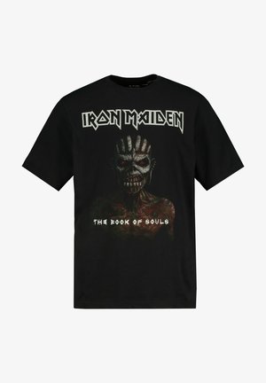 Camiseta de algodón negra con un diseño de una figura con forma de calavera y ojos rojos. El texto dice "Iron Maiden" y "The Book of Souls" en blanco.