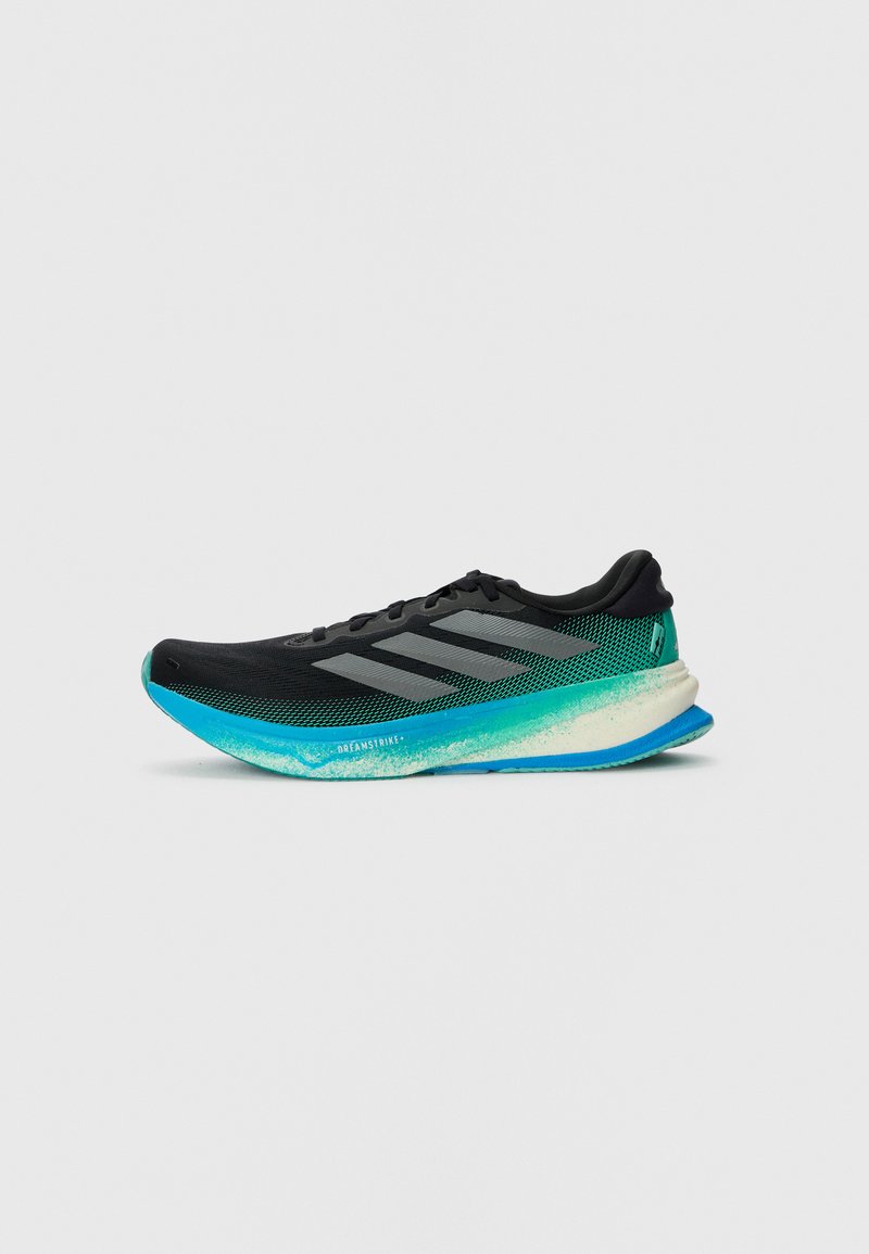 Scarpa da corsa nera con suola gradiente acquamarina, tomaia in rete e tre strisce argentate sui lati. Design leggero con finitura testurizzata.