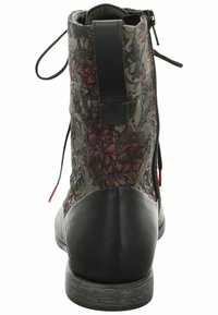 Botas de tobillo multicolores con un upper de tela floral, puntera y tacón de cuero negro, y un cierre decorativo de encaje en la parte superior.
