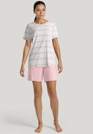 Gestreiftes Baumwoll-T-Shirt in Pastellfarben mit kurzen Ärmeln, passend zu pinken Shorts. Weicher Stoff mit lockerer Passform und lässigem Design.