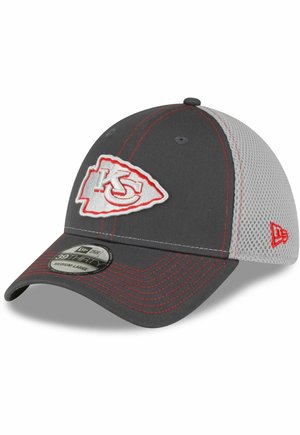 Cappellino da baseball grigio con cuciture rosse e logo dei Kansas City Chiefs. Schiena in rete, visiera curva e etichetta New Era sul lato.