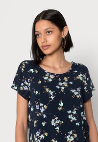 Vero Moda VMBECCA PLAIN - T-shirt estampada - navy blazer sinan