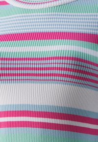 Top multicolore a costine con strisce orizzontali in rosa, verde, blu e bianco. Texture morbida con scollatura a girocollo.