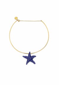 Collier en métal doré avec un pendentif en forme d'étoile de mer texturé de couleur bleue, suspendu à une fine chaîne en fil métallique circulaire avec un fermoir.