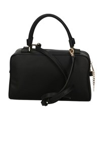 Borsa a mano in pelle nera con forma strutturata, doppi manici superiori, tracolla removibile, dettagli in metallo color oro e finitura texture.