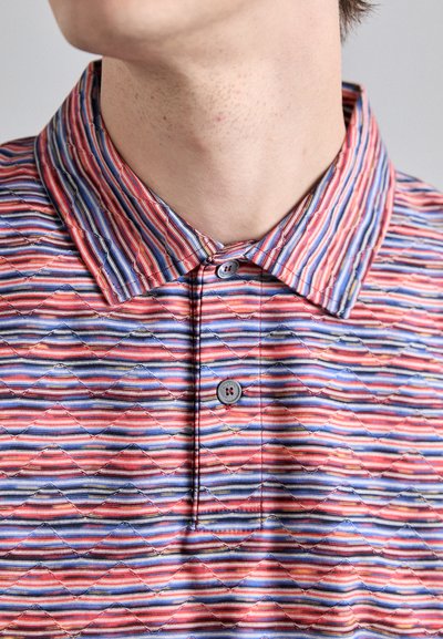 Polo cu o astfel de model, având un design matlasat cu dungi orizontale în roșu, albastru și galben. Placket cu două butoane și guler.