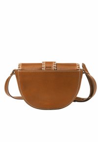Sac bandoulière en cuir marron de forme arrondie, avec une fermeture à rabat en haut, des accents de couture blanche et une bandoulière réglable.