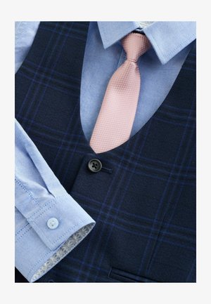 Marine-karierter Weste mit einem schwarzen Knopf, kombiniert mit einem hellblauen Hemd und einer strukturierten rosa Krawatte. Enthält gemusterte Manschettendetails.