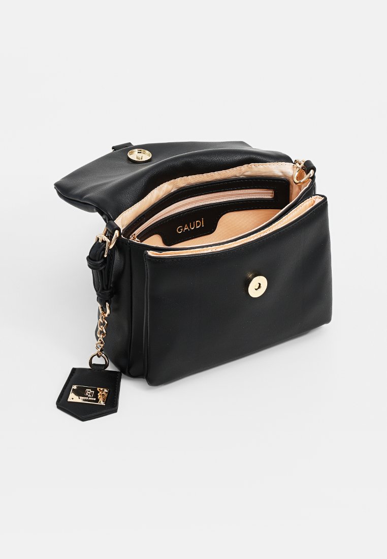 Zwarte synthetische handtas met een klep en goudkleurige hardware. Heeft een crème interieur, een ritsvak en een sleutelhanger met de tekst "GAUDI."