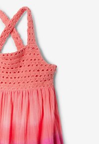 Vestido halter de ganchillo con ombré en tonos rosas, con un cuerpo texturizado y falda recogida, combinando tonos de rosa claro y oscuro. Cierre de cremallera en el lateral.