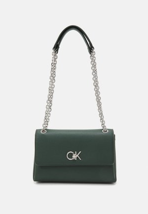 Borsa a tracolla in pelle verde con catena argentata. Presenta una chiusura a patta e un logo impresso frontalmente. Texture liscia e forma rettangolare.