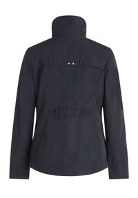 Tumman sininen kevyt takki, jossa on korkea kaulus, gathered-back-yksityiskohta ja kontrastitikkaukset. Varustettu neppareilla peitoissa.