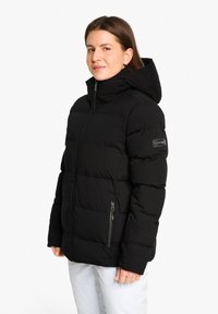 Schwarze Steppjacke mit Kapuze, ausgestattet mit einem Reißverschluss, zwei seitlichen Taschen mit Reißverschlüssen und horizontalem Steppmuster.
