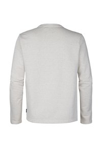 Camisa de manga larga en beige claro con sutiles rayas horizontales grises, cuello redondo y textura suave. Presenta una etiqueta de logo en el costado.