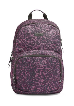 Paarse en zwarte leopardprint rugzak met een gestructureerde buitenkant, bovenhandvat, twee ritscompartimenten en verstelbare schouderbanden.