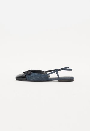 Płaskie buty typu slingback z ciemnoniebieskiego denimu z czarnym lakierowanym noskiem i ozdobną kokardką na górze, przedstawione na jednolitym białym tle.