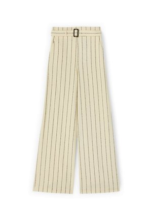 Kremowe spodnie o szerokich nogawkach z pionowymi czarnymi prążkami oraz dopasowanym paskiem z prostokątną czarną klamrą.