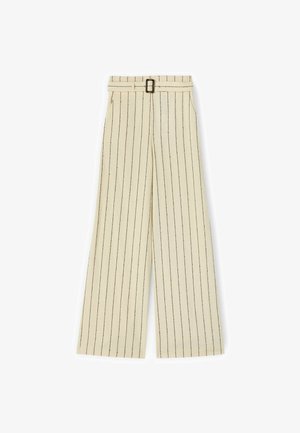 Kremowe spodnie o szerokich nogawkach z pionowymi czarnymi prążkami oraz dopasowanym paskiem z prostokątną czarną klamrą.