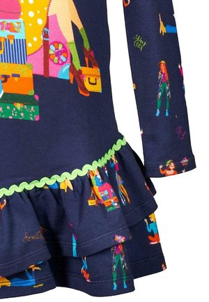 Vestido azul marino con gráficos coloridos de temática de viajes y un ribete verde ondulado. Dobladillo con volantes y mangas largas, hecho de tela suave.