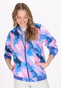 Giacca bomber aderente in un vivace motivo astratto blu, rosa e nero. Presenta polsini e orlo a coste, con zip frontale e tasche laterali.
