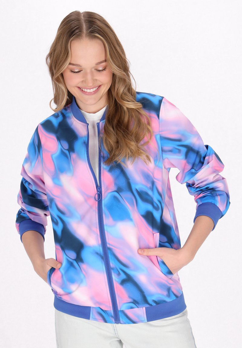 Giacca bomber aderente in un vivace motivo astratto blu, rosa e nero. Presenta polsini e orlo a coste, con zip frontale e tasche laterali.