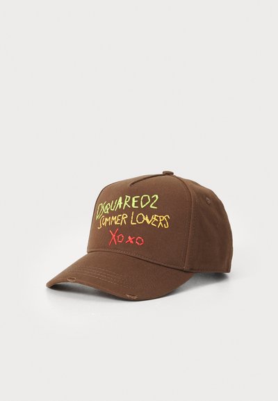 Casquette de baseball marron avec une sangle réglable, ornée d'un texte brodé multicolore : "DSQUARED2 SUMMER LOVERS" en jaune et rouge.
