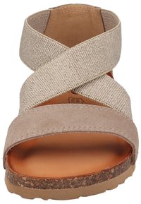 Beige sandal med korsande kanvasremmar och en mocka tåband. Korktexturerad mellansula och slät lädersula. Öppen tå-design.