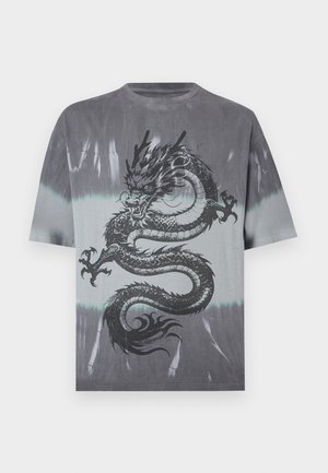 Kortermet grå batikk T-skjorte med en stor svart kinesisk drage-grafikk sentrert på forsiden.