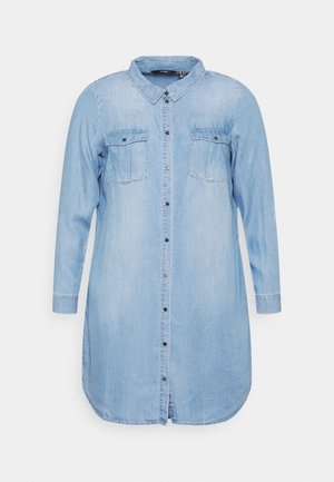 Lang lyseblå denimskjortekjole med lange ærmer, knaplukning foran, spids krave og to brystlommer med knaplukning.